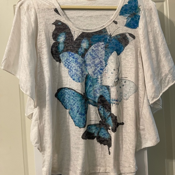 White tee with blue butterflies 🦋 with flutter sleeves - size medium - Picture 3 of 6